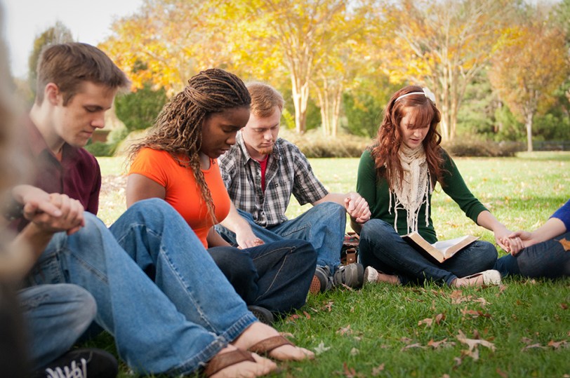 students_praying